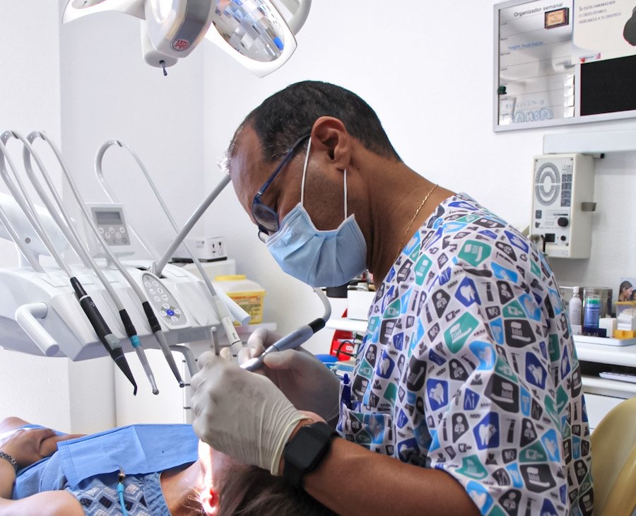 Doctor Ramón ALmonte preparando sus instrumentos en Clínica RAdental