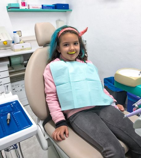 Niña esperando su revisión bucal en Clínica RAndetal
