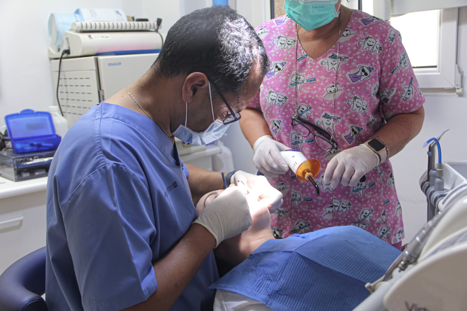 Doctor Ramón Almonte operando en Clínica RAdental