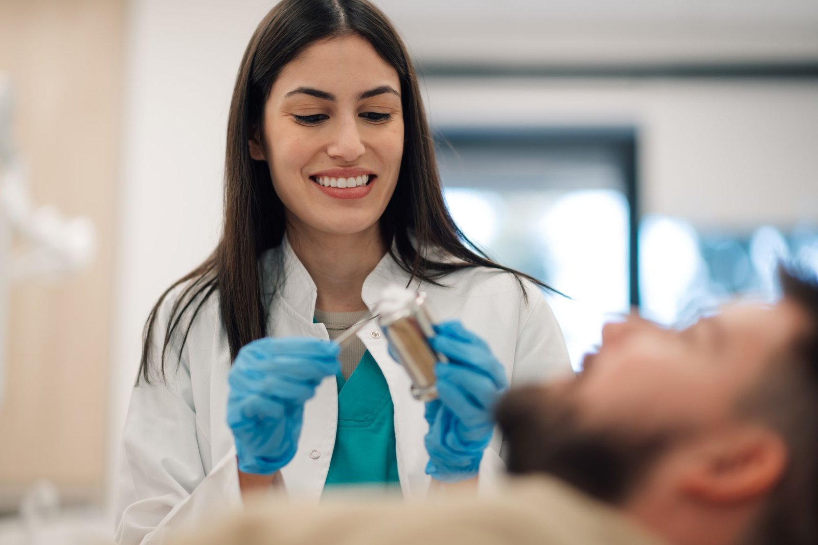 Tratamiento integral de la sonrisa: combinar ortodoncia, implantes y estética dental