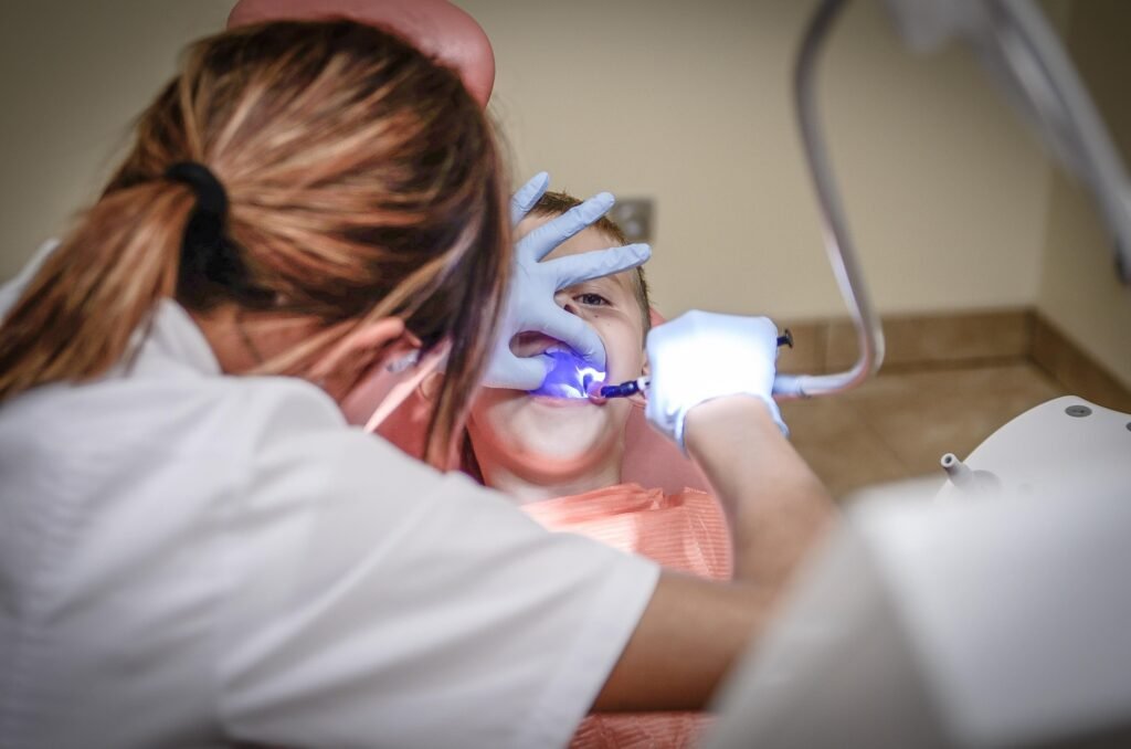 Dentista trabajando