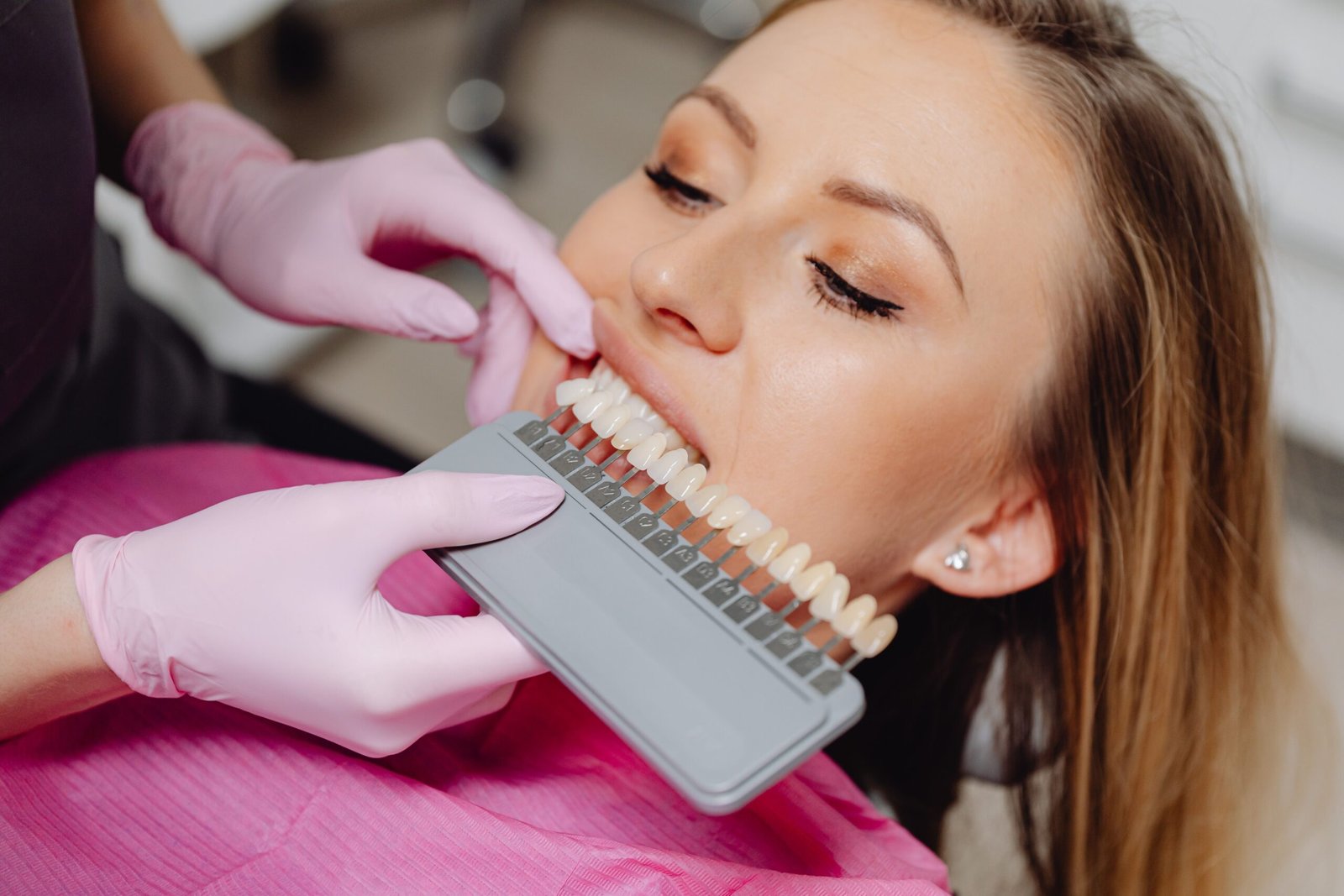 Chica haciéndose un blanqueamiento dental