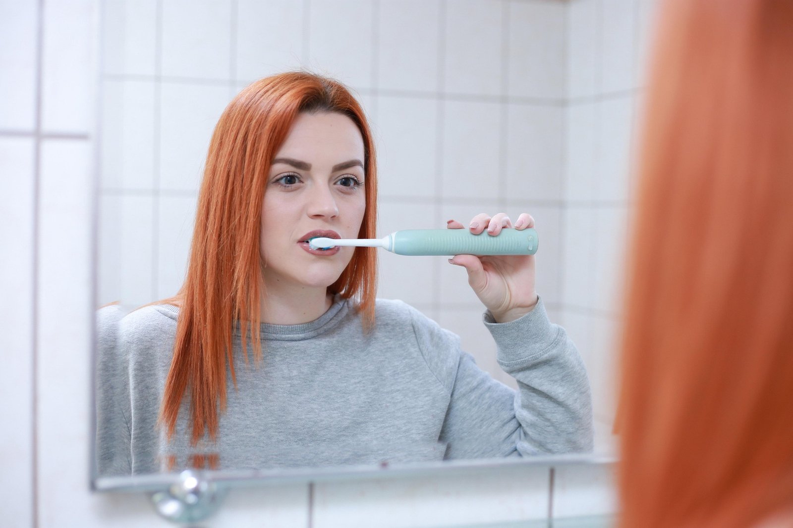 Chica lavándose los dientes