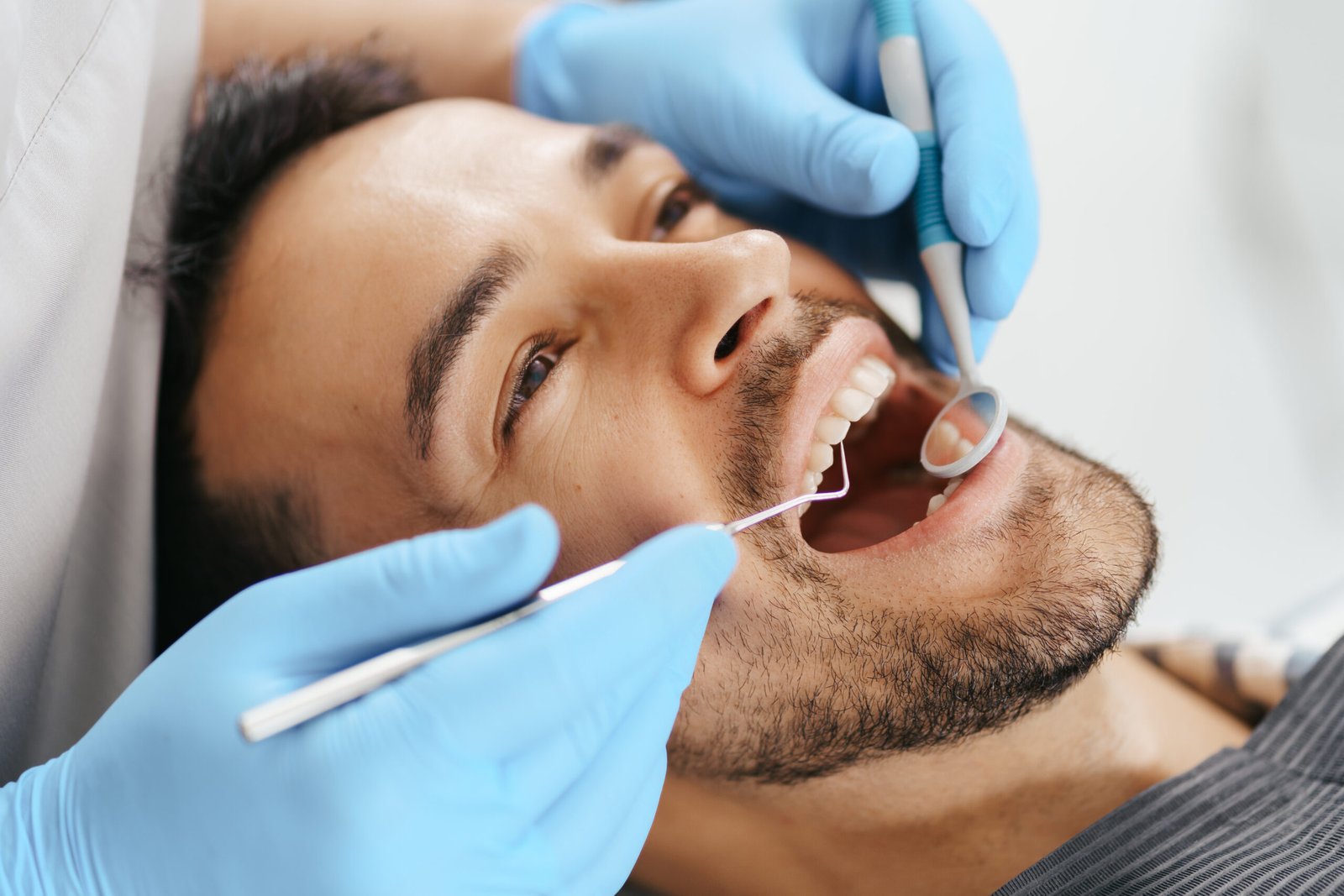 Chico en el dentista